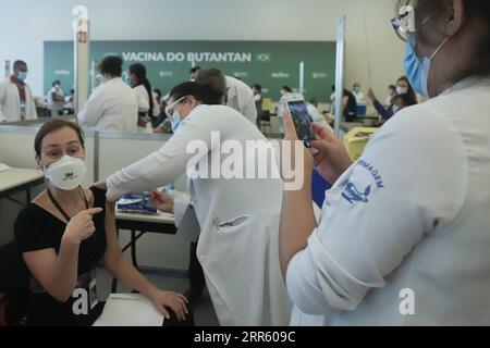 210120 -- SAO PAULO BRÉSIL, le 20 janvier 2021 -- Un travailleur médical reçoit une dose du vaccin CoronaVac à Sao Paulo, Brésil, le 19 janvier 2021. Le Brésil a lancé une campagne de vaccination de masse contre la pandémie de COVID-19 dans tous les États à partir de 5:00 h lundi heure locale 2000 h GMT. Le plan initial était de commencer la vaccination nationale mercredi, mais la date a été déplacée en réponse à la demande des gouverneurs des États, a déclaré le ministre de la Santé Eduardo Pazuello. Photo de Rahel Patrasso/Xinhua BRÉSIL-SAO PAULO-COVID-19-VACCIN GongxRuohan PUBLICATIONxNOTxINxCHN Banque D'Images