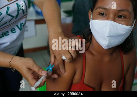 210120 -- AMAZONAS, le 20 janvier 2021 -- Une femme reçoit une dose du vaccin chinois COVID-19 dans la ville de Tabatinga, dans l'État d'Amazonas, au Brésil, le 19 janvier 2021. Le Brésil a lancé une campagne de vaccination de masse contre la pandémie de COVID-19 dans tous les États à partir de 5:00 h lundi heure locale 2000 h GMT. Dès lundi après-midi, tous les États devraient avoir reçu leurs doses du vaccin CoronaVac développé par le laboratoire chinois Sinovac en collaboration avec l'Institut Butantan de Sao Paulo, l'un des principaux centres de recherche scientifique au monde. Photo de /Xinhua BRAZIL-AMAZONAS-COVID- Banque D'Images