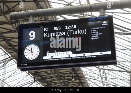 Helsinki, Finlande - 5 septembre 2023 : vue rapprochée du panneau de destination en finnois pour le train IC 953 à la gare d'Helsinki Banque D'Images