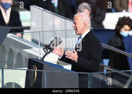 210120 -- WASHINGTON, le 20 janvier 2021 -- le président américain Joe Biden prononce son discours inaugural après avoir prêté serment en tant que 46e président des États-Unis à Washington, D.C., aux États-Unis, le 20 janvier 2021. Lors d'une inauguration inhabituelle fermée au public en raison de la pandémie de coronavirus qui fait toujours rage, le président élu américain Joe Biden a prêté serment en tant que 46e président des États-Unis mercredi sur le front ouest du Capitole, ce qui a été violé il y a deux semaines par de violents manifestants essayant de renverser sa victoire électorale. ÉTATS-UNIS-WASHINGTON, D.C.-JOE BIDEN-PRÉSIDENT-INAUGURATION LIUXJI Banque D'Images