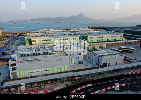 210120 -- HONG KONG, le 20 janvier 2021 -- une photo aérienne prise le 19 janvier 2021 montre le projet hospitalier temporaire du Centre de contrôle des infections de l'hôpital North Lantau de Hong Kong dans le sud de la Chine à Hong Kong. La construction d’un hôpital temporaire financé par le gouvernement central pour traiter les patients atteints de COVID-19 dans la région administrative spéciale de Hong Kong HKSAR a été achevée mercredi. Le Centre de contrôle des infections de l'hôpital North Lantau de Hong Kong, construit à côté d'un autre centre de traitement à AsiaWorld-Expo, est capable de fournir 136 salles et 816 lits à pression négative. POUR ALLER AVEC Construction of Banque D'Images