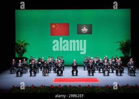 210122 -- MACAO, le 22 janvier 2021 -- une photo prise le 22 janvier 2021 montre une scène d'une cérémonie organisée par la RAS de Macao pour honorer 34 personnes et organisations en reconnaissance de leurs réalisations, contributions exceptionnelles à la RAS ou services distingués à Macao, en Chine méridionale. Cheong Kam Ka CHINA-MACAO-HONOR-INDIVIDUALS AND ORGANIZATIONS CN ZhangxJinjia PUBLICATIONxNOTxINxCHN Banque D'Images