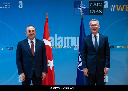 210123 -- BRUXELLES, le 23 janvier 2021 -- le secrétaire général de l'Organisation du Traité de l'Atlantique Nord, Jens Stoltenberg R, rencontre le ministre turc des Affaires étrangères, Mevlut Cavusoglu, à Bruxelles, Belgique, le 22 janvier 2021. Cavusoglu a conclu vendredi une visite officielle de deux jours à Bruxelles, au cours de laquelle il a rencontré des responsables de l’Union européenne, de l’Organisation du Traité de l’Atlantique Nord et de la Belgique. /Document via Xinhua BELGIUM-BRUSSELS--TURKEY-FM-VISIT NATO PUBLICATIONxNOTxINxCHN Banque D'Images