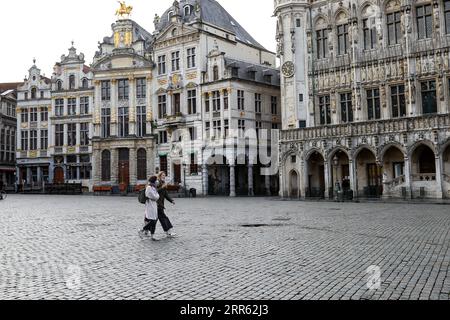 210123 -- BRUXELLES, le 23 janvier 2021 -- les gens marchent sur la Grand-place à Bruxelles, Belgique, le 22 janvier 2021. La Belgique commencera à interdire les voyages non essentiels depuis ou vers le pays à partir du 27 janvier, a annoncé vendredi le Premier ministre Alexander de Croo. L'interdiction sera valable jusqu'en mars 1. BELGIQUE-BRUXELLES-COVID-19-INTERDICTION DE VOYAGER ZhangxCheng PUBLICATIONxNOTxINxCHN Banque D'Images