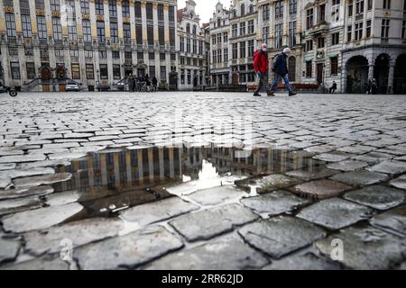 210123 -- BRUXELLES, le 23 janvier 2021 -- les gens marchent sur la Grand-place à Bruxelles, Belgique, le 22 janvier 2021. La Belgique commencera à interdire les voyages non essentiels depuis ou vers le pays à partir du 27 janvier, a annoncé vendredi le Premier ministre Alexander de Croo. L'interdiction sera valable jusqu'en mars 1. BELGIQUE-BRUXELLES-COVID-19-INTERDICTION DE VOYAGER ZhangxCheng PUBLICATIONxNOTxINxCHN Banque D'Images