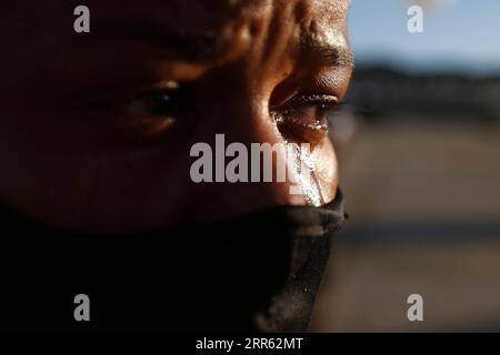 210123 -- PÉKIN, le 23 janvier 2021 -- Une femme pleure lors d'une activité commémorative pour les victimes du COVID-19 sur une place à Brasilia, Brésil, le 21 janvier 2021. Photo de /Xinhua XINHUA PHOTOS DU JOUR LucioxTavora PUBLICATIONxNOTxINxCHN Banque D'Images