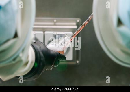 210123 -- BEIJING, le 23 janvier 2021 -- les membres du personnel travaillent dans la zone de protection de haut niveau de biosécurité de l'atelier de solutions de stock de vaccins COVID-19 qui sera bientôt mis en service à Sinovac Life Sciences Co., Ltd. À Beijing, capitale de la Chine, le 15 juillet 2020. Fin 2019, le nouveau coronavirus est apparu et s’est rapidement propagé dans le monde entier. Des dizaines de millions de personnes ont été infectées. Les scientifiques ont isolé le virus des patients et ont nommé le virus COVID-19. Alors que le coronavirus fait des ravages dans le monde, le vaccin est devenu un espoir pour l’humanité de vaincre la pandémie. Les scientifiques ont cultivé le virus Banque D'Images