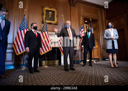 210124 -- BEIJING, le 24 janvier 2021 -- le chef de la majorité au Sénat américain Charles Schumer C prend la parole lors d'une conférence de presse au Capitol Hill à Washington D.C., aux États-Unis, le 21 janvier 2021. Le Sénat américain commencera le procès de destitution de l ancien président Donald Trump au cours de la semaine du 8 février, a déclaré vendredi le chef de la majorité sénatoriale Charles Schumer. Photo de /Xinhua XINHUA PHOTOS DU JOUR TingxShen PUBLICATIONxNOTxINxCHN Banque D'Images