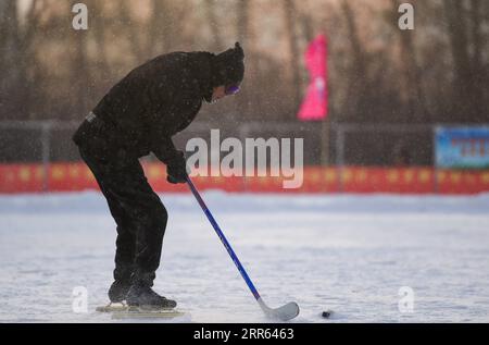 210125 -- HULUNBUIR, le 25 janvier 2021 -- Wang Quanli joue au hockey sur glace sur une patinoire à Yakeshi de Hulun Buir, dans la région autonome de Mongolie intérieure du nord de la Chine, le 20 janvier 2021. Wang Quanli, 65 ans, qui a perdu ses jambes dans un accident il y a 35 ans, a commencé à patiner en 2019 et est rapidement devenu un passionné de ce sport. Après des années de pratique, il est maintenant un patineur qualifié avec des membres artificiels. SPCHINA-INNER MONGOLIA-HULUN BUIR-SKATINGCN LIANXZHEN PUBLICATIONXNOTXINXCHN Banque D'Images
