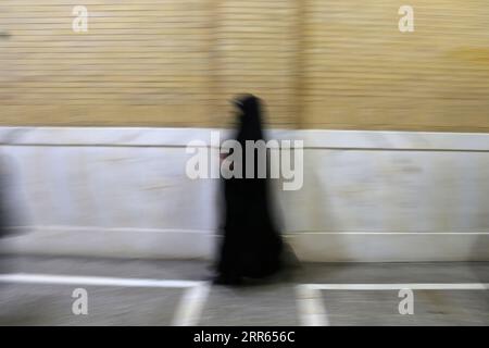 Shahr-e-Ray, Téhéran, Iran. 6 septembre 2023. Une femme iranienne voilée marche à travers le sanctuaire de Saint-Abdulazim chiite, pendant la cérémonie de deuil Arbaeen, à Shahr-e-Ray, au sud de Téhéran. Arbaeen marque l'anniversaire du 40e jour de deuil après la mort au septième siècle du petit-fils Hussein du prophète Mahomet aux mains des forces omeyyades musulmanes lors de la bataille de Karbala, dans l'actuel Irak, pendant le tumultueux premier siècle de l'histoire de l'Islam. (Image de crédit : © Rouzbeh Fouladi/ZUMA Press Wire) USAGE ÉDITORIAL SEULEMENT! Non destiné à UN USAGE commercial ! Banque D'Images