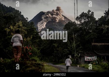 210127 -- YOGYAKARTA, le 27 janvier 2021 -- le mont Merapi crache des matériaux volcaniques sur cette photo prise depuis le village de Turgo dans le district de Sleman, Yogyakarta, Indonésie, le 27 janvier 2021. Photo de /Xinhua INDONESIA-YOGYAKARTA-MERAPI-ERUPTION Supriyanto PUBLICATIONxNOTxINxCHN Banque D'Images