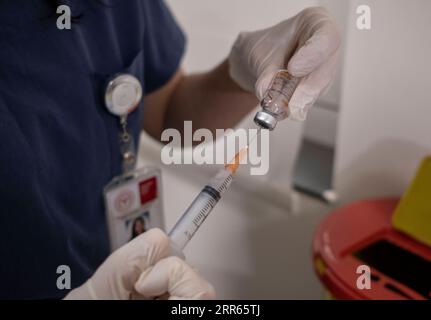 210127 -- ISTANBUL, le 27 janvier 2021 -- Un travailleur médical prépare une dose de vaccin COVID-19 à Istanbul, Turquie, le 27 janvier 2021. Un hôpital d'État dans la plus grande ville de Turquie Istanbul mercredi a été rempli de personnes âgées qui sont venues se faire vacciner contre COVID-19 dans le cadre du programme de vaccination de masse en cours dans le pays. POUR ALLER AVEC l’article : les seniors turcs espèrent que la pandémie prendra fin avec les vaccins COVID-19 photo par /Xinhua TURQUIE-ISTANBUL-VACCINATION OsmanxOrsal PUBLICATIONxNOTxINxCHN Banque D'Images