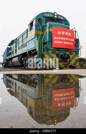 210127 -- NANJING, le 27 janvier 2021 -- Un train de marchandises Chine-Europe chargé de conteneurs de produits électroniques et d'accessoires d'appareils électroménagers part pour la Russie Vorsino à Nanjing, dans la province de Jiangsu, dans l'est de la Chine, le 27 janvier 2021. Au total, 60 000 conteneurs équivalent vingt pieds d'EVP ont été expédiés de Nanjing vers l'Europe depuis son premier voyage en 2016. CHINE-JIANGSU-NANJING-EUROPE-TRAIN DE FRET CN LIXBO PUBLICATIONXNOTXINXCHN Banque D'Images