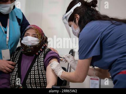 210127 -- ISTANBUL, le 27 janvier 2021 -- Une femme reçoit une dose de vaccin contre le COVID-19 à Istanbul, Turquie, le 27 janvier 2021. Un hôpital d'État dans la plus grande ville de Turquie Istanbul mercredi a été rempli de personnes âgées qui sont venues se faire vacciner contre COVID-19 dans le cadre du programme de vaccination de masse en cours dans le pays. POUR ALLER AVEC l’article : les seniors turcs espèrent que la pandémie prendra fin avec les vaccins COVID-19 photo par /Xinhua TURQUIE-ISTANBUL-VACCINATION OsmanxOrsal PUBLICATIONxNOTxINxCHN Banque D'Images