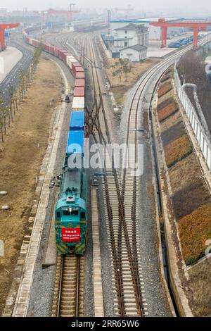 210127 -- NANJING, le 27 janvier 2021 -- une photo aérienne montre un train de marchandises Chine-Europe chargé de conteneurs de produits électroniques et d'accessoires d'appareils électroménagers partant pour la Russie Vorsino à Nanjing, dans la province du Jiangsu de l'est de la Chine, le 27 janvier 2021. Au total, 60 000 conteneurs équivalent vingt pieds d'EVP ont été expédiés de Nanjing vers l'Europe depuis son premier voyage en 2016. CHINE-JIANGSU-NANJING-EUROPE-TRAIN DE FRET CN LIXBO PUBLICATIONXNOTXINXCHN Banque D'Images