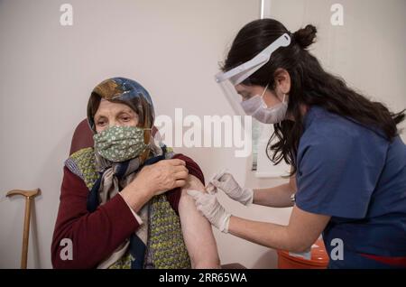 210127 -- ISTANBUL, le 27 janvier 2021 -- Une femme reçoit une dose de vaccin contre le COVID-19 à Istanbul, Turquie, le 27 janvier 2021. Un hôpital d'État dans la plus grande ville de Turquie Istanbul mercredi a été rempli de personnes âgées qui sont venues se faire vacciner contre COVID-19 dans le cadre du programme de vaccination de masse en cours dans le pays. POUR ALLER AVEC l’article : les seniors turcs espèrent que la pandémie prendra fin avec les vaccins COVID-19 photo par /Xinhua TURQUIE-ISTANBUL-VACCINATION OsmanxOrsal PUBLICATIONxNOTxINxCHN Banque D'Images