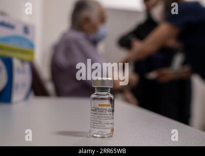 210127 -- ISTANBUL, le 27 janvier 2021 -- Un homme reçoit une dose de vaccin COVID-19 à Istanbul, Turquie, le 27 janvier 2021. Un hôpital d'État dans la plus grande ville de Turquie Istanbul mercredi a été rempli de personnes âgées qui sont venues se faire vacciner contre COVID-19 dans le cadre du programme de vaccination de masse en cours dans le pays. POUR ALLER AVEC l’article : les seniors turcs espèrent que la pandémie prendra fin avec les vaccins COVID-19 photo par /Xinhua TURQUIE-ISTANBUL-VACCINATION OsmanxOrsal PUBLICATIONxNOTxINxCHN Banque D'Images