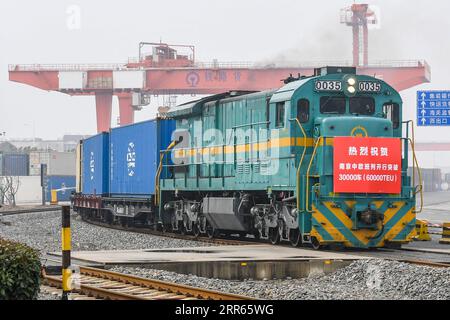 210127 -- NANJING, le 27 janvier 2021 -- Un train de marchandises Chine-Europe chargé de conteneurs de produits électroniques et d'accessoires d'appareils électroménagers part pour la Russie Vorsino à Nanjing, dans la province de Jiangsu, dans l'est de la Chine, le 27 janvier 2021. Au total, 60 000 conteneurs équivalent vingt pieds d'EVP ont été expédiés de Nanjing vers l'Europe depuis son premier voyage en 2016. CHINE-JIANGSU-NANJING-EUROPE-TRAIN DE FRET CN LIXBO PUBLICATIONXNOTXINXCHN Banque D'Images