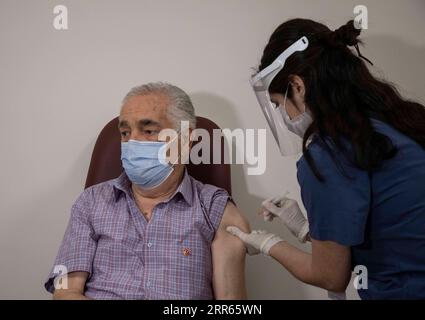 210127 -- ISTANBUL, le 27 janvier 2021 -- Un homme reçoit une dose de vaccin COVID-19 à Istanbul, Turquie, le 27 janvier 2021. Un hôpital d'État dans la plus grande ville de Turquie Istanbul mercredi a été rempli de personnes âgées qui sont venues se faire vacciner contre COVID-19 dans le cadre du programme de vaccination de masse en cours dans le pays. POUR ALLER AVEC l’article : les seniors turcs espèrent que la pandémie prendra fin avec les vaccins COVID-19 photo par /Xinhua TURQUIE-ISTANBUL-VACCINATION OsmanxOrsal PUBLICATIONxNOTxINxCHN Banque D'Images