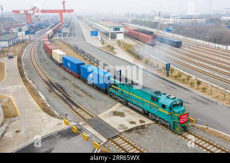 210127 -- NANJING, le 27 janvier 2021 -- une photo aérienne montre un train de marchandises Chine-Europe chargé de conteneurs de produits électroniques et d'accessoires d'appareils électroménagers partant pour la Russie Vorsino à Nanjing, dans la province du Jiangsu de l'est de la Chine, le 27 janvier 2021. Au total, 60 000 conteneurs équivalent vingt pieds d'EVP ont été expédiés de Nanjing vers l'Europe depuis son premier voyage en 2016. CHINE-JIANGSU-NANJING-EUROPE-TRAIN DE FRET CN LIXBO PUBLICATIONXNOTXINXCHN Banque D'Images