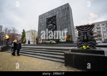 210127 -- VARSOVIE, le 27 janvier 2021 -- les gens rendent hommage aux victimes de l'Holocauste au Ghetto Heroes Monument à Varsovie, en Pologne, le 27 janvier 2021. Au milieu de la pandémie de COVID-19 en cours, la Pologne a commémoré mercredi la Journée internationale de commémoration de l’Holocauste presque entièrement en ligne, avec des événements en direct limités, y compris des gardes d’honneur et le dépôt de couronnes sur divers monuments à travers le pays. Photo de /Xinhua POLAND-WARSAW-INT L JOURNÉE DE COMMÉMORATION DE L'HOLOCAUSTE JaapxArriens PUBLICATIONxNOTxINxCHN Banque D'Images