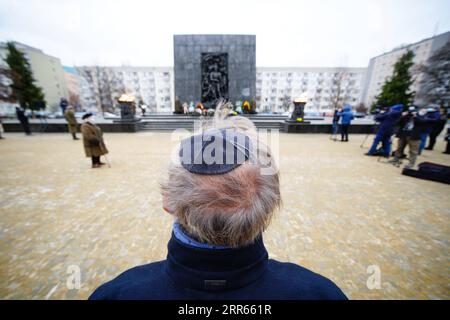 210127 -- VARSOVIE, le 27 janvier 2021 -- Un homme avec une kippah assiste à une cérémonie commémorant les victimes de l'Holocauste au Ghetto Heroes Monument à Varsovie, en Pologne, le 27 janvier 2021. Au milieu de la pandémie de COVID-19 en cours, la Pologne a commémoré mercredi la Journée internationale de commémoration de l’Holocauste presque entièrement en ligne, avec des événements en direct limités, y compris des gardes d’honneur et le dépôt de couronnes sur divers monuments à travers le pays. Photo de /Xinhua POLAND-WARSAW-INT L JOURNÉE DE COMMÉMORATION DE L'HOLOCAUSTE JaapxArriens PUBLICATIONxNOTxINxCHN Banque D'Images