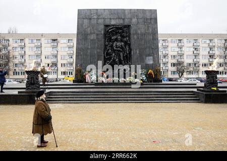 210127 -- VARSOVIE, le 27 janvier 2021 -- Une femme assiste à une cérémonie commémorant les victimes de l'Holocauste au Ghetto Heroes Monument à Varsovie, en Pologne, le 27 janvier 2021. Au milieu de la pandémie de COVID-19 en cours, la Pologne a commémoré mercredi la Journée internationale de commémoration de l’Holocauste presque entièrement en ligne, avec des événements en direct limités, y compris des gardes d’honneur et le dépôt de couronnes sur divers monuments à travers le pays. Photo de /Xinhua POLAND-WARSAW-INT L JOURNÉE DE COMMÉMORATION DE L'HOLOCAUSTE JaapxArriens PUBLICATIONxNOTxINxCHN Banque D'Images