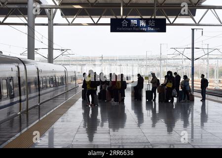 210128 -- PÉKIN, le 28 janvier 2021 -- les passagers se préparent à monter à bord d'un train à la gare ferroviaire Hefei Sud à Hefei, capitale de la province d'Anhui de l'est de la Chine, le 28 janvier 2021. Xinhua Headlines : la Chine s'attend à moins de voyages de la fête du printemps dans le cadre de la lutte contre l'épidémie ZhouxMu PUBLICATIONxNOTxINxCHN Banque D'Images