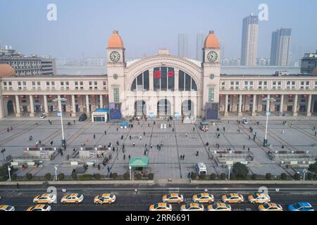 210128 -- WUHAN, 28 janvier 2021 -- une photo aérienne montre des passagers entrant dans la gare Hankou Raiway à Wuhan, dans la province du Hubei, au centre de la Chine, le 28 janvier 2021. La ruée des voyages du Festival du printemps, connue comme la plus grande migration humaine annuelle au monde, dure 40 jours du 28 janvier au 8 mars de cette année. CHINE-SPRING FESTIVAL-TRAVEL RUSH CN XIAOXYIJIU PUBLICATIONXNOTXINXCHN Banque D'Images