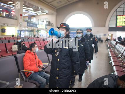 210128 -- WUHAN, 28 janvier 2021 -- un membre du personnel parle par un haut-parleur des précautions de prévention des épidémies dans le hall d'attente de la station Hankou Raiway à Wuhan, dans la province du Hubei, au centre de la Chine, le 28 janvier 2021. La ruée des voyages du Festival du printemps, connue comme la plus grande migration humaine annuelle au monde, dure 40 jours du 28 janvier au 8 mars de cette année. CHINE-SPRING FESTIVAL-TRAVEL RUSH CN XIAOXYIJIU PUBLICATIONXNOTXINXCHN Banque D'Images