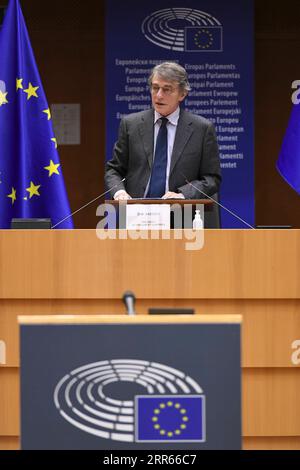 210128 -- Bruxelles, le 28 janvier 2021 -- David Sassoli, président du Parlement européen, prononce un discours sur un événement virtuel marquant la Journée internationale de commémoration de l'Holocauste à Bruxelles, Belgique, le 27 janvier 2021. La Journée internationale de commémoration de l'Holocauste est une journée commémorative mondiale le 27 janvier désignée par les Nations Unies en 2005 pour commémorer le génocide qui a eu lieu pendant la Seconde Guerre mondiale 2021 marque le 76e anniversaire de la libération d’Auschwitz, la fin de l’Holocauste. /Document via Xinhua BELGIQUE-BRUXELLES-eu-INTERNATIONAL JOURNÉE DE COMMÉMORATION DE L'HOLOCAUSTE EuropeanxUnion PUBLICATIONxNOTxINxCHN Banque D'Images