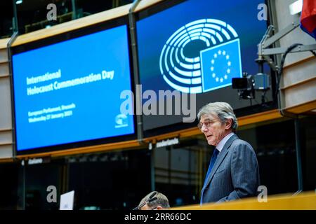 210128 -- Bruxelles, le 28 janvier 2021 -- David Sassoli, président du Parlement européen, prononce un discours sur un événement virtuel marquant la Journée internationale de commémoration de l'Holocauste à Bruxelles, Belgique, le 27 janvier 2021. La Journée internationale de commémoration de l'Holocauste est une journée commémorative mondiale le 27 janvier désignée par les Nations Unies en 2005 pour commémorer le génocide qui a eu lieu pendant la Seconde Guerre mondiale 2021 marque le 76e anniversaire de la libération d’Auschwitz, la fin de l’Holocauste. /Document via Xinhua BELGIQUE-BRUXELLES-eu-INTERNATIONAL JOURNÉE DE COMMÉMORATION DE L'HOLOCAUSTE EuropeanxUnion PUBLICATIONxNOTxINxCHN Banque D'Images