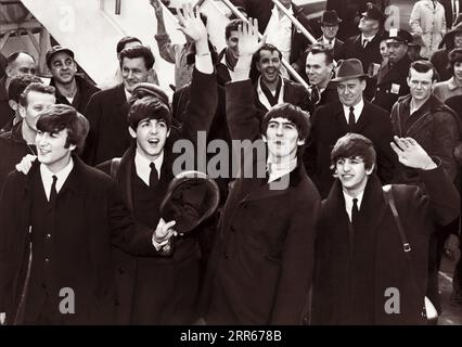 Les Beatles arrivent à l'aéroport Kennedy de New York le 7 février 1964, pour leur première visite aux États-Unis. (ÉTATS-UNIS) Banque D'Images