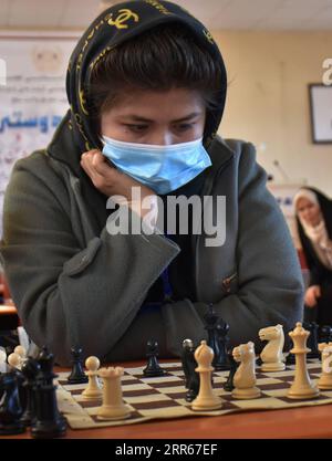 210129 -- MAZAR-E-SHARIF, le 29 janvier 2021 -- Une jeune fille participe à une compétition d'échecs organisée par Zahra Ebrahimi à Mazar-e-Sharif, capitale de la province de Balkh, Afghanistan, le 20 janvier 2021. Les quarantaines liées au COVID-19 n’ont pas restreint la vie de Zahra Ebrahimi dans la ville de Mazar-e-Sharif, au nord de l’Afghanistan, car elle a battu sa vie de quarantaine isolée et encouragé les filles à apprendre les échecs dans la ville relativement paisible d’Afghanistan. POUR ALLER AVEC Feature : jouer aux échecs gagne en popularité parmi les femmes pendant COVID-19 en Afghanistan photo par /Xinhua AFGHANISTAN-BALKH-CHESS JOUER KawaxBashar Banque D'Images