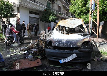 210129 -- TRIPOLI LIBAN, 29 janvier 2021 -- des gens regardent un véhicule brûlé lors d'affrontements à Tripoli, dans le nord du Liban, le 29 janvier 2021. Les hauts responsables libanais ont condamné vendredi les violentes manifestations qui ont eu lieu à Tripoli au cours des quatre derniers jours et qui ont fait des centaines de blessés en tuant un jeune homme, a rapporté l'Agence nationale de presse. Photo de /Xinhua LIBAN-TRIPOLI-AFFRONTEMENTS VIOLENTS-CONSÉQUENCES Khaled PUBLICATIONxNOTxINxCHN Banque D'Images