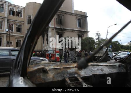 210129 -- TRIPOLI LIBAN, 29 janvier 2021 -- des gens se rassemblent devant un bâtiment endommagé par des manifestants à Tripoli, dans le nord du Liban, le 29 janvier 2021. Les hauts responsables libanais ont condamné vendredi les violentes manifestations qui ont eu lieu à Tripoli au cours des quatre derniers jours et qui ont fait des centaines de blessés en tuant un jeune homme, a rapporté l'Agence nationale de presse. Photo de /Xinhua LIBAN-TRIPOLI-AFFRONTEMENTS VIOLENTS-CONSÉQUENCES Khaled PUBLICATIONxNOTxINxCHN Banque D'Images