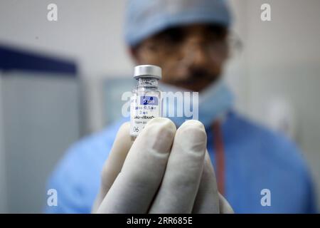 210131 -- PÉKIN, le 31 janvier 2021 -- Un travailleur médical montre une fiole du vaccin COVID-19 dans un hôpital de Blida, en Algérie, le 30 janvier 2021. Le déploiement du vaccin contre la COVID-19 en Algérie a débuté samedi dans la ville de Blida, où le premier cas a été signalé début 2020. La campagne devrait commencer à l'échelle nationale avec les travailleurs de la santé, les personnes âgées et d'autres populations vulnérables. PHOTOS DU JOUR Xinhua PUBLICATIONxNOTxINxCHN Banque D'Images