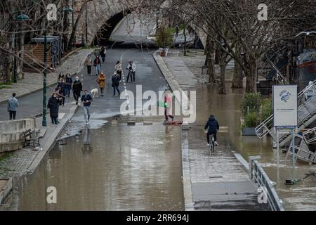 210201 -- PARIS, le 1 février 2021 -- Une rive de la Seine est submergée en raison de pluies continues à Paris, France, le 1 février 2021. Photo de /Xinhua FRANCE-PARIS-SEINE-INONDATION AurelienxMorissard PUBLICATIONxNOTxINxCHN Banque D'Images