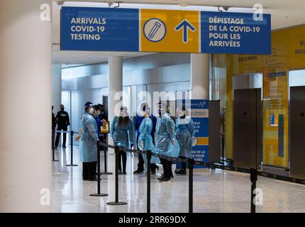 210202 -- TORONTO, le 2 février 2021 -- des travailleurs médicaux portant un équipement de protection attendent à un site de dépistage de la COVID-19 à l'aéroport international de Toronto à Mississauga, Ontario, Canada, le 1 février 2021. Au Canada, l Ontario a exigé que tous les passagers arrivant à l étranger passent un test COVID-19 à leur arrivée à compter du lundi afin d arrêter la propagation des variantes de la COVID-19. Photo de /Xinhua CANADA-ONTARIO-COVID-19-MESURES ZouxZheng PUBLICATIONxNOTxINxCHN Banque D'Images