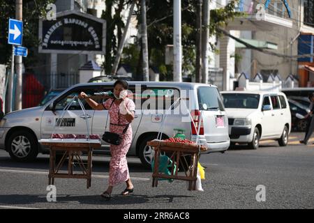 Myanmar, Rangun nach dem Militärputsch 210202 -- YANGON, 2 février 2021 -- Un vendeur traverse la rue à Yangon, Myanmar, 2 février 2021. La majorité des ministres régionaux et des chefs d'État ont été libérés mardi après la détention d'une journée par l'armée, a déclaré un haut responsable militaire à Xinhua. Aung San Suu Kyi, conseillère d'État du Myanmar, U Win Myint, président et d'autres hauts responsables de la Ligue nationale pour la démocratie au pouvoir, la LND, avaient été arrêtés par l'armée tôt lundi. Le Cabinet du Président a déclaré l'état d'urgence pour un an et le pouvoir de l'Etat a été remis au Commandant en Banque D'Images