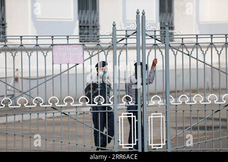 Myanmar, Rangun nach dem Militärputsch 210202 -- YANGON, le 2 février 2021 -- des gardes de sécurité sont vus à l'entrée de l'hôtel de ville de Yangon, Myanmar, le 2 février 2021. La majorité des ministres régionaux et des chefs d'État ont été libérés mardi après la détention d'une journée par l'armée, a déclaré un haut responsable militaire à Xinhua. Aung San Suu Kyi, conseillère d'État du Myanmar, U Win Myint, président et d'autres hauts responsables de la Ligue nationale pour la démocratie au pouvoir, la LND, avaient été arrêtés par l'armée tôt lundi. Le Bureau du Président a déclaré l état d urgence pour un an et le pouvoir de l État a été décrété Banque D'Images