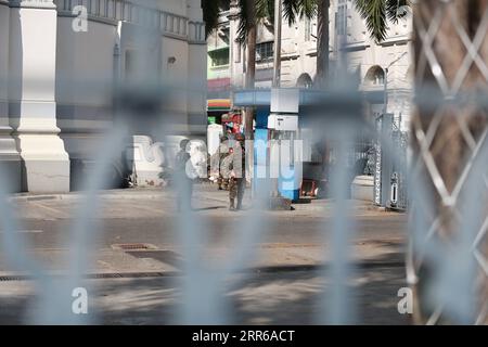 Myanmar, Rangun nach dem Militärputsch 210202 -- YANGON, 2 février 2021 -- des soldats montent la garde à l'hôtel de ville de Yangon, Myanmar, 2 février 2021. La majorité des ministres régionaux et des chefs d'État ont été libérés mardi après la détention d'une journée par l'armée, a déclaré un haut responsable militaire à Xinhua. Aung San Suu Kyi, conseillère d'État du Myanmar, U Win Myint, président et d'autres hauts responsables de la Ligue nationale pour la démocratie au pouvoir, la LND, avaient été arrêtés par l'armée tôt lundi. Le Bureau du Président a déclaré l état d urgence pour un an et le pouvoir de l État a été transféré au Commandement Banque D'Images