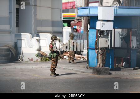 Myanmar, Rangun nach dem Militärputsch 210202 -- YANGON, 2 février 2021 -- des soldats montent la garde à l'hôtel de ville de Yangon, Myanmar, 2 février 2021. La majorité des ministres régionaux et des chefs d'État ont été libérés mardi après la détention d'une journée par l'armée, a déclaré un haut responsable militaire à Xinhua. Aung San Suu Kyi, conseillère d'État du Myanmar, U Win Myint, président et d'autres hauts responsables de la Ligue nationale pour la démocratie au pouvoir, la LND, avaient été arrêtés par l'armée tôt lundi. Le Bureau du Président a déclaré l état d urgence pour un an et le pouvoir de l État a été transféré au Commandement Banque D'Images