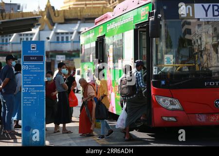 Myanmar, Rangun nach dem Militärputsch 210202 -- YANGON, le 2 février 2021 -- des passagers sont vus à un arrêt de bus à Yangon, Myanmar, le 2 février 2021. La majorité des ministres régionaux et des chefs d'État ont été libérés mardi après la détention d'une journée par l'armée, a déclaré un haut responsable militaire à Xinhua. Aung San Suu Kyi, conseillère d'État du Myanmar, U Win Myint, président et d'autres hauts responsables de la Ligue nationale pour la démocratie au pouvoir, la LND, avaient été arrêtés par l'armée tôt lundi. Le Bureau du Président a déclaré l état d urgence pour un an et le pouvoir de l État a été transféré au Commandement Banque D'Images