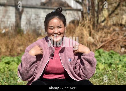 210203 -- LIANGSHAN, 3 février 2021 -- Bamu Yubumu est interviewé par Xinhua dans le village de Taoyuan, comté de Yuexi, préfecture autonome de Liangshan Yi, province du Sichuan, sud-ouest de la Chine, le 22 janvier 2021. Une jeune mère s'est penchée ardemment vers l'avant pour équilibrer le poids d'un bagage surdimensionné sur son dos et d'un petit bébé dans son bras, alors qu'elle se battait ses pas en avant. C'est l'image qu'un journaliste de Xinhua a capturée près de la gare de Nanchang à Nanchang, dans la province de Jiangxi, dans l'est de la Chine, le 30 janvier 2010. La photo intitulée Baby, MOM Takes You Home a touché le cœur de millions de personnes quand elle a fait la une de Hundre Banque D'Images