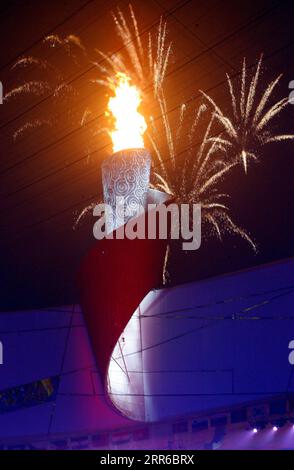 210204 -- BEIJING, le 4 février 2021 -- une photo prise le 6 septembre 2008 montre le feu d'artifice après l'allumage du chaudron lors de la cérémonie d'ouverture des Jeux paralympiques de Beijing 2008 au Stade national de Beijing, capitale de la Chine. Xinhua Headlines-Countdown to Beijing 2022 : la torche olympique dévoilée dans le compte à rebours d'un an à Beijing 2022 FanxJun PUBLICATIONxNOTxINxCHN Banque D'Images