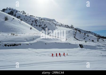 210205 -- HORGOS, le 5 février 2021 -- une photo aérienne prise le 4 février 2021 montre des ouvriers de maintenance en patrouille inspectant le long de la section Guozigou du gazoduc ouest-est de la Chine à Horgos, dans la région autonome ouïgoure du Xinjiang du nord-ouest de la Chine. La station de compression initiale de Horgos est la première station du gazoduc Chine-Asie centrale en Chine, et constitue également un point critique du gazoduc ouest-est de la Chine. Pendant la saison de chauffage hivernale, plus de 140 millions de mètres cubes de gaz naturel passent chaque jour par la station, jusqu’aux maisons et aux bureaux partout au pays. Une équipe de vous Banque D'Images