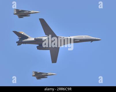 210205 -- BANGALORE, le 5 février 2021 -- Un bombardier C B-1B lancer de l'US Air Force, flanqué de deux chasseurs légers Tejas de l'Indian Air Force, joue le dernier et le troisième jour de l'Aero India 2021 à la base aérienne Yelahanka à Bangalore, en Inde, le 5 février 2021. Le premier salon indien de l aérospatiale et de la défense, Aero India 2021, a débuté mercredi dans la ville méridionale de Bangalore. Str/ INDIA-BANGALORE-AERO INDIA 2021 JOURS TROIS Xinhua PUBLICATIONxNOTxINxCHN Banque D'Images