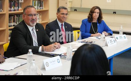 Secrétaire américain à l'éducation Miguel Cardona (à gauche) le Secrétaire américain à la Santé et aux Services sociaux Xavier Beccera, et la Secrétaire adjointe américaine à l'éducation Cindy Marten, écoutent lors d'une table ronde à la Compton Drew Middle School de St. Louis le mercredi 6 septembre 2023. Le groupe a visité l'école dans le cadre de la tournée « Retour à l'école en bus Tour 2023 : Raise the Bar ». Les discussions incluent l'engagement de l'administration Biden à aider les étudiants à se remettre de l'impact de la pandémie et à continuer sur la voie du succès. Photo de Bill Greenblatt/UPI Banque D'Images