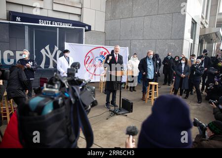 210206 -- NEW YORK, le 6 février 2021 -- le maire de New York, Bill de Blasio C, prend la parole lors d'une conférence de presse devant le site de vaccination de masse au Yankee Stadium, dans le Bronx, à New York, aux États-Unis, le 5 février 2021. Un site de vaccination de masse au Yankee Stadium a été ouvert vendredi, où les résidents éligibles du Bronx ont commencé à être vaccinés sur rendez-vous. Photo de /Xinhua U.S.-NEW YORK-COVID-19-VACCINATION SITE MichaelxNagle PUBLICATIONxNOTxINxCHN Banque D'Images